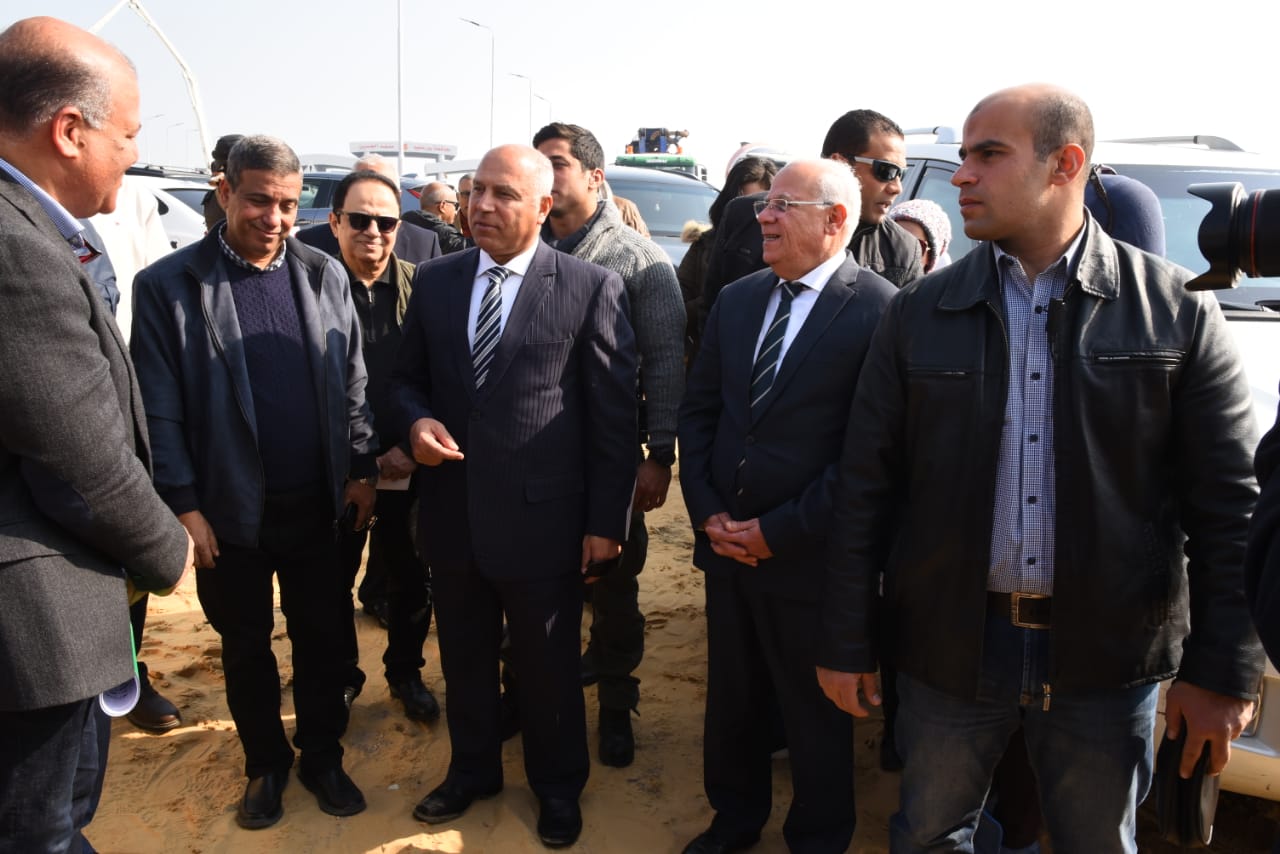وزير النقل ومحافظ بورسعيد يتابعان سير العمل  بكوبري أشتوم الجميل ويوجه بنظام رصف جديد لمواجهةالعوامل الجوية (7)